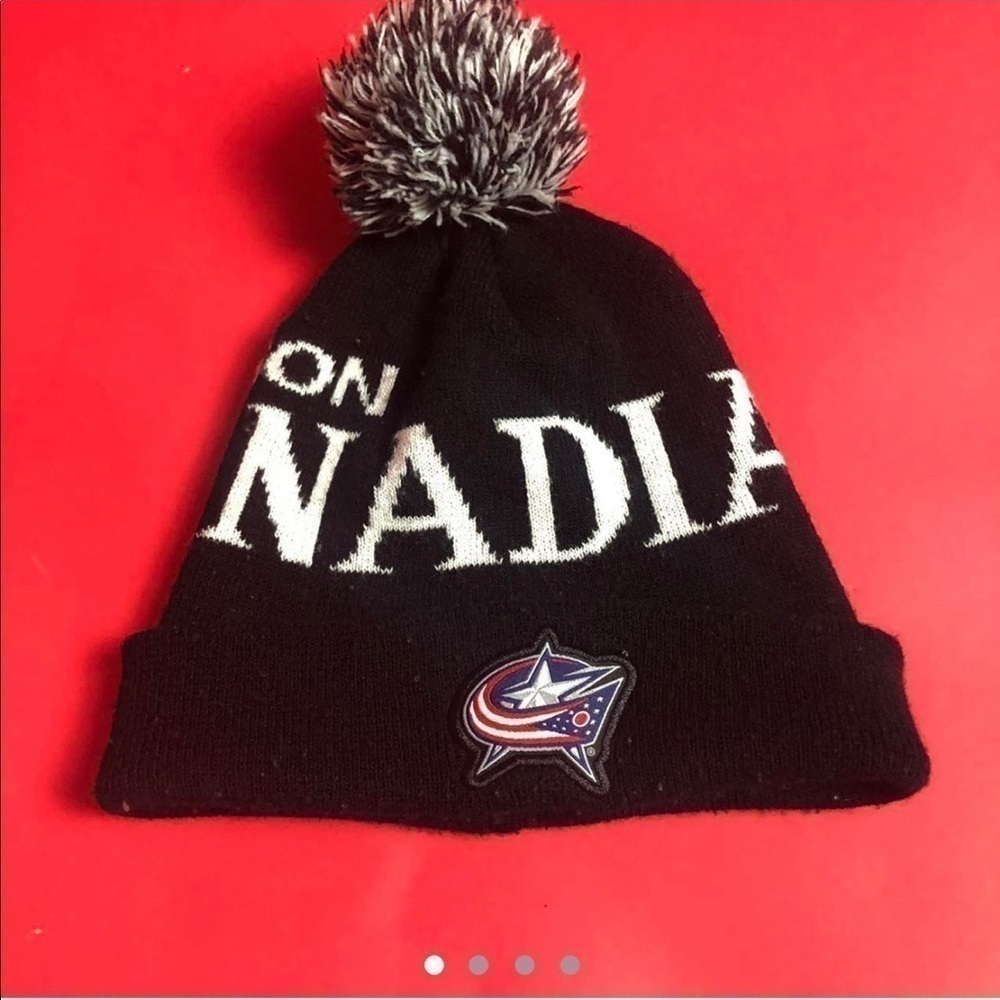 Black and white Canadian molson toque 🖤🤍​​​​​​​​​​​​​​​​​​​​​​​​​​